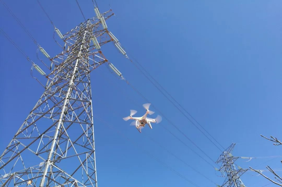 无人机对高压输电线路进行巡检